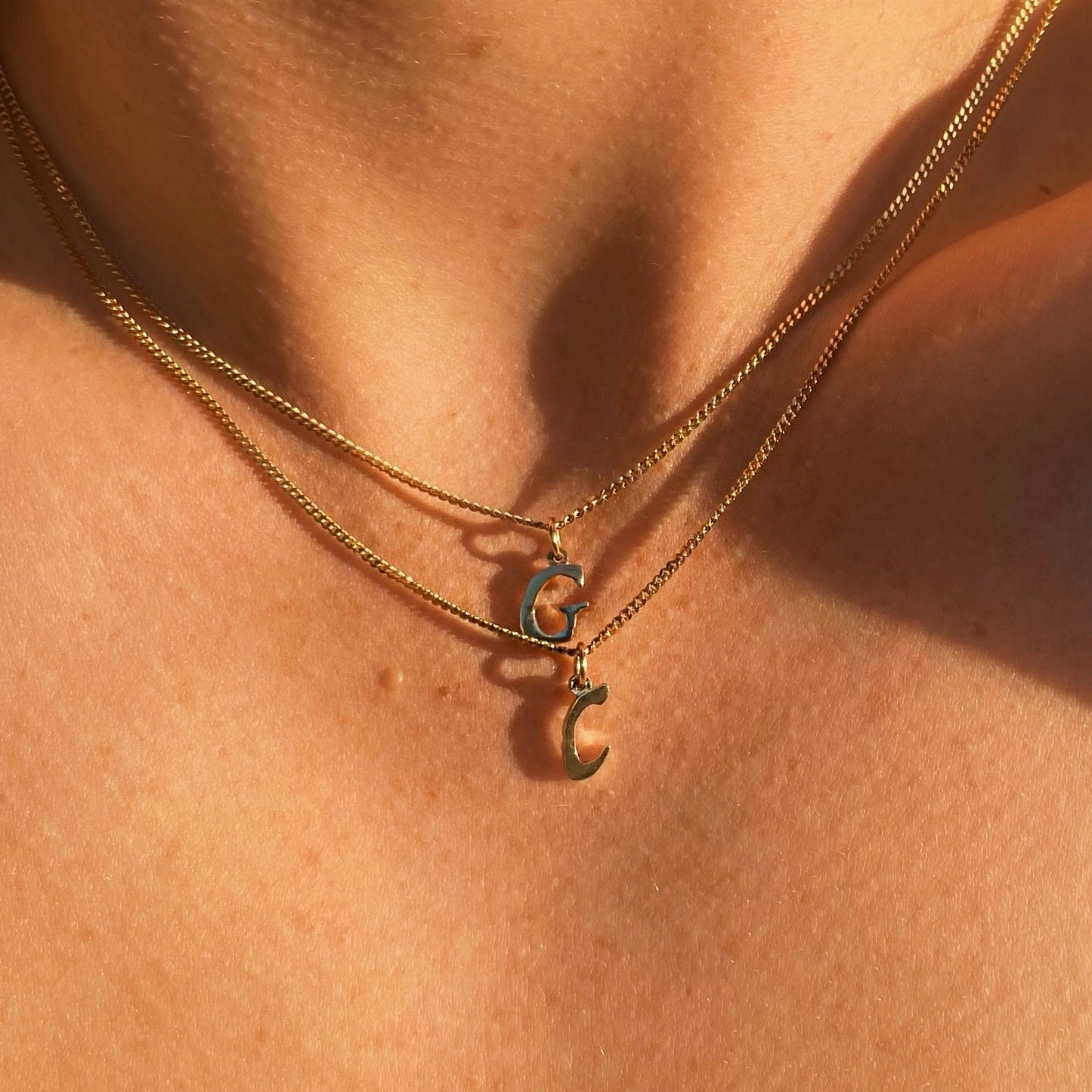 Initial pendant necklace - 9K gold